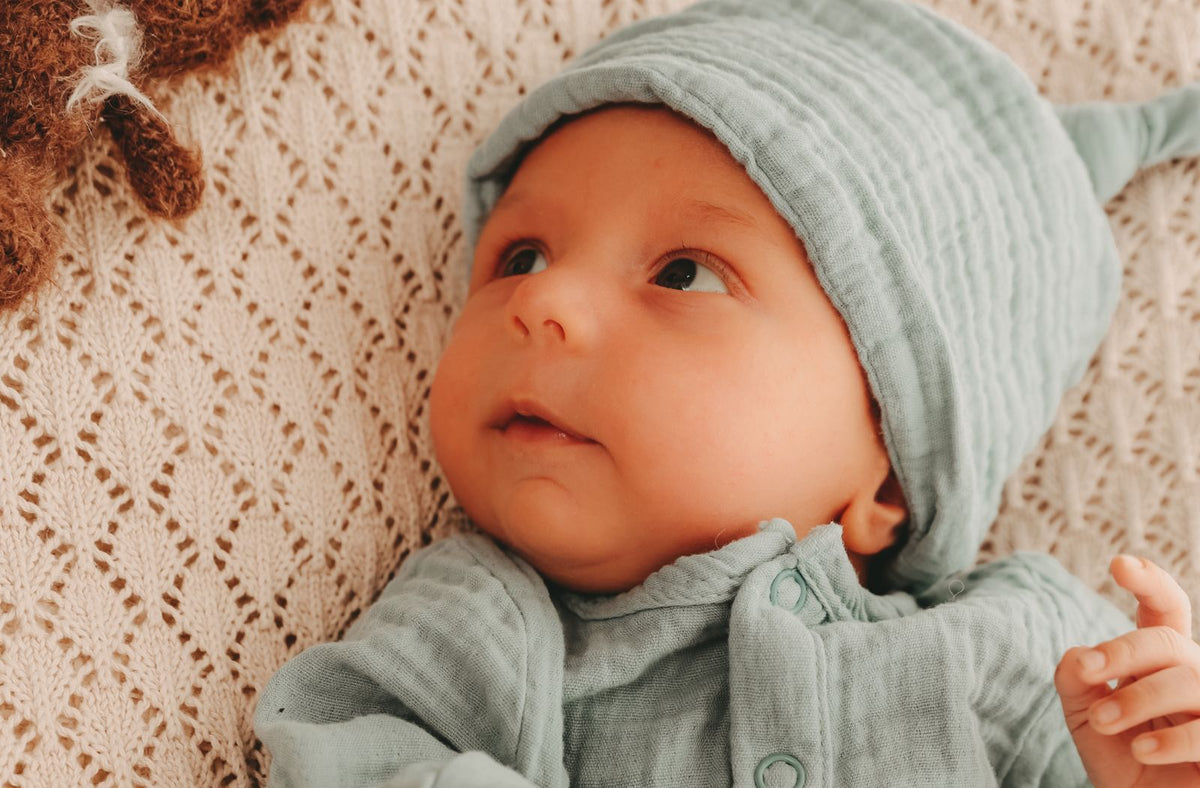 Baby mit Mützchen – wie viele Schlafsäcke man braucht