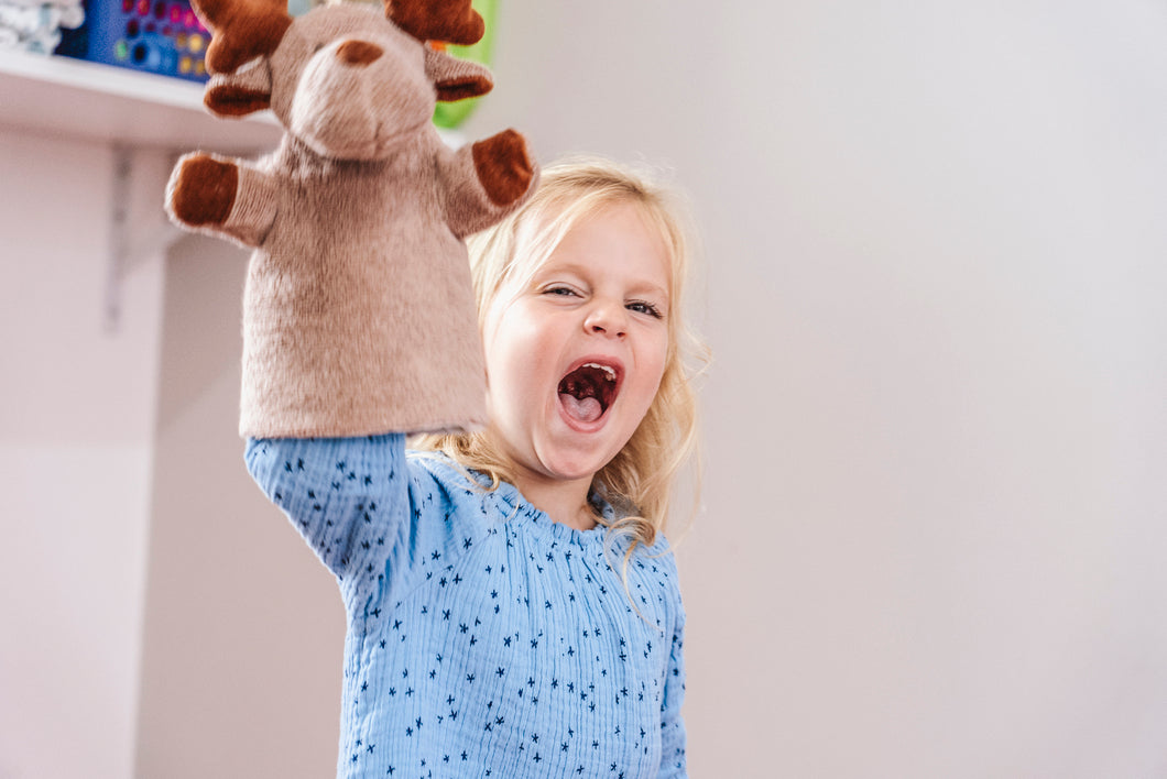 Mababu Handpuppe Erik der elegante Elch aus Bio-Baumwolle in Dunkelbraun – Bild 3