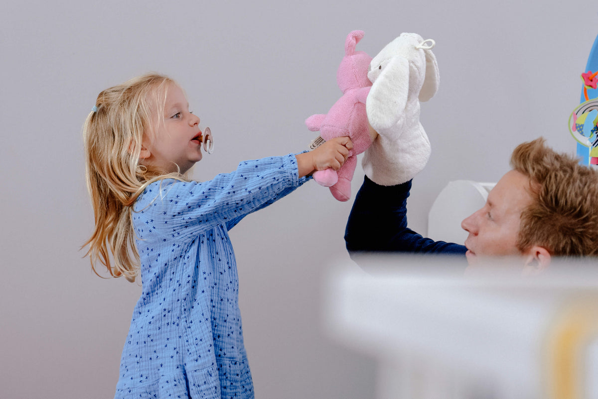 Mababu Handpuppe Hanni der Harmoniehase aus Bio-Baumwolle in Naturweiß – Bild 4