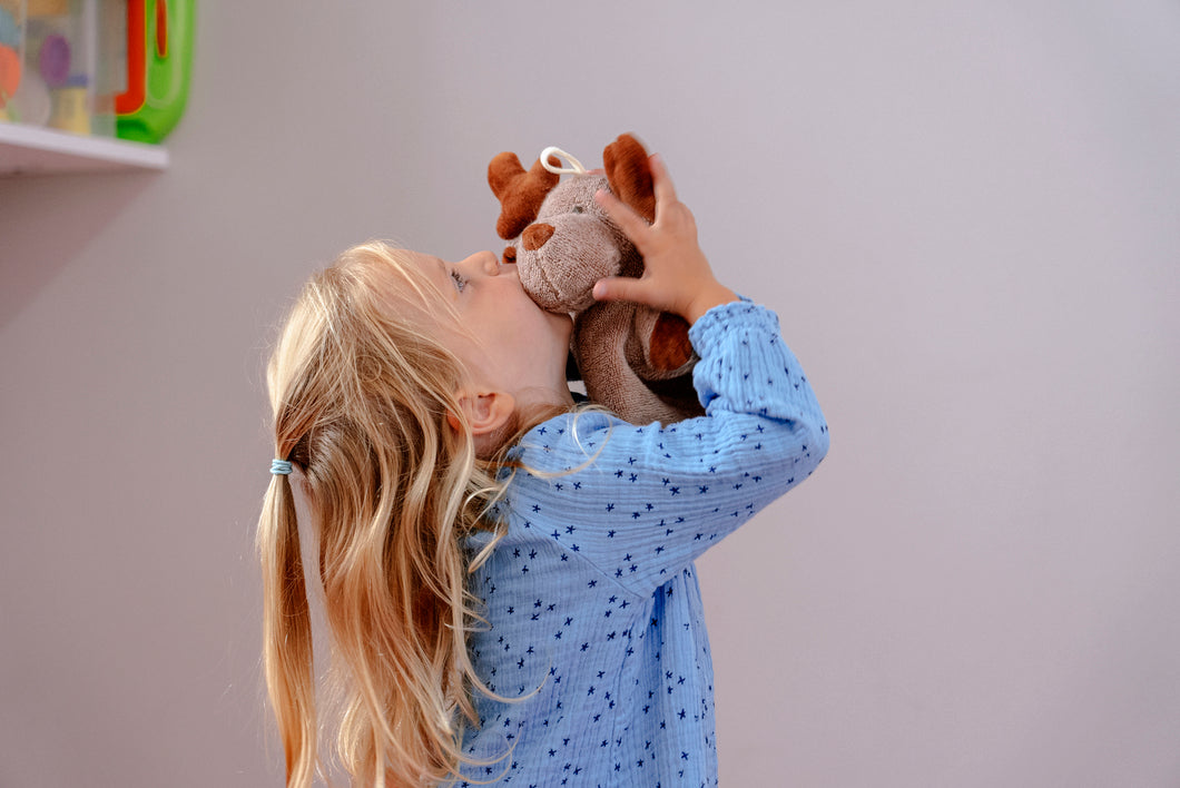 Mababu Handpuppe Erik der elegante Elch aus Bio-Baumwolle in Dunkelbraun – Bild 4
