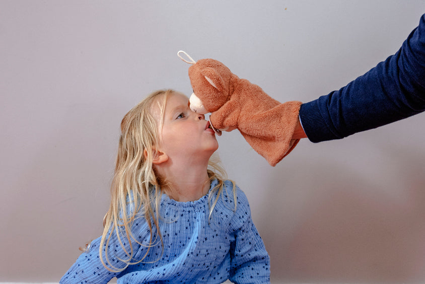 Mababu Handpuppe Benni der Beschützerbär aus Bio-Baumwolle in Braun – Bild 5