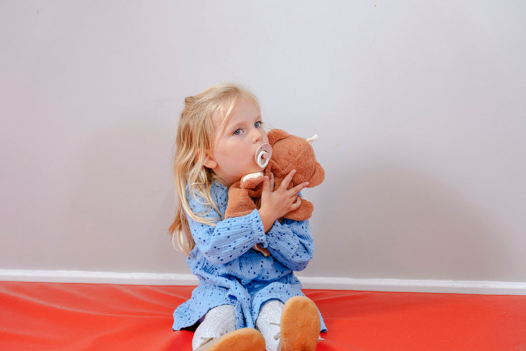 Mababu Handpuppe Benni der Beschützerbär aus Bio-Baumwolle in Braun – Bild 4