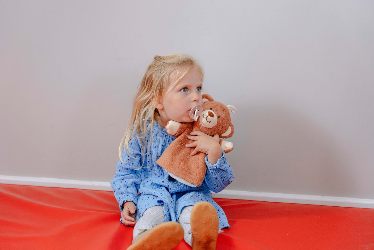 Mababu Handpuppe Benni der Beschützerbär aus Bio-Baumwolle in Braun – Bild 3