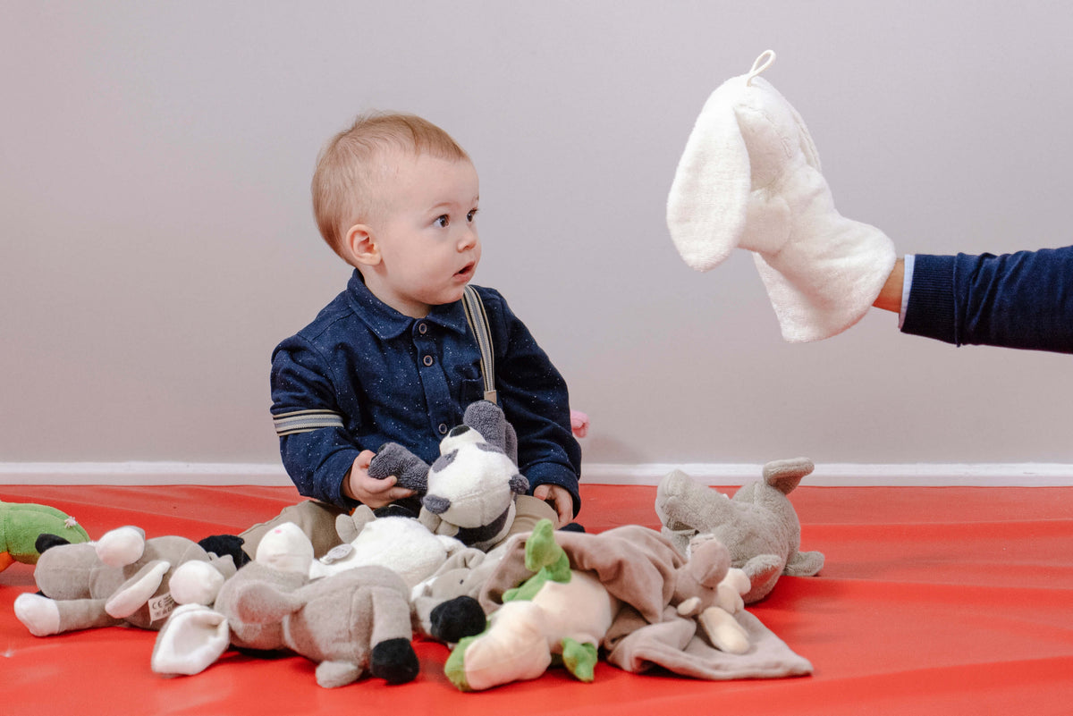 Mababu Handpuppe Hanni der Harmoniehase aus Bio-Baumwolle in Naturweiß – Bild 5