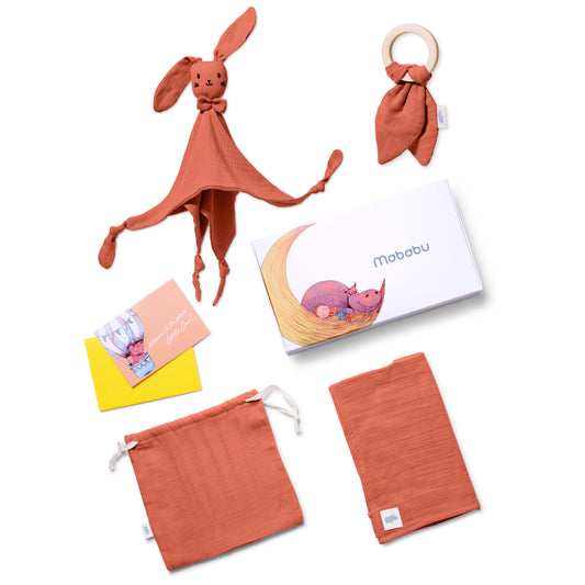 Mababu Baby-Geschenkset 4-teilig mit Schmusetuch Hase, Beißring und Spucktuch in Rust