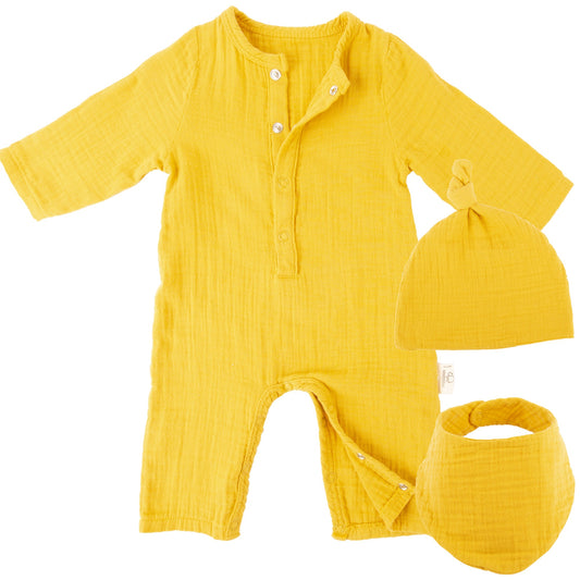 Mababu Strampler-Set mit Mütze und Dreieckslätzchen aus Bio-Musselin in Mustard